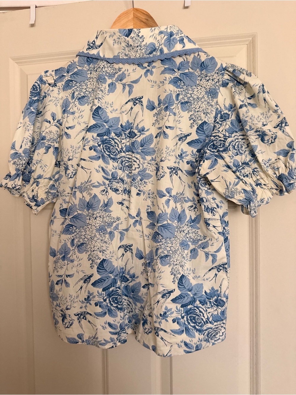 Ivy City Co Blue and White Floral Puff-Sleeve Button Front Blouse - Picture 3 of 4